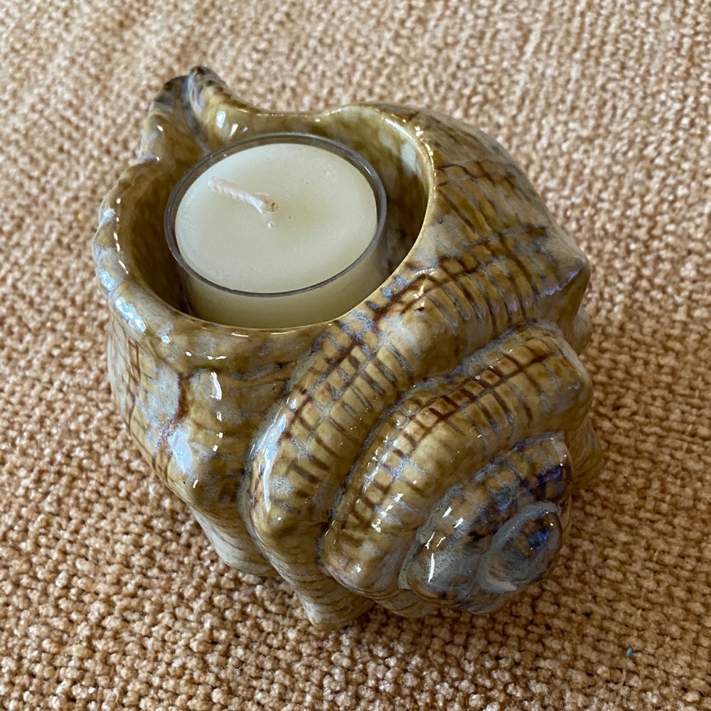 Candle holder Shell ceramic with 24 beeswax tea lights